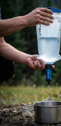 Reinfluss Wasserfilterbeutel beim Filtern von Wasser im Wald