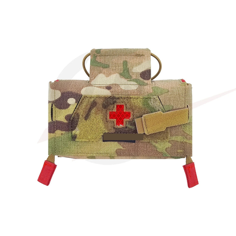 Rettungsgriff MOLLE-Verbandtasche in Multitarn mit rotem Kreuz-Patch und Zuglasche