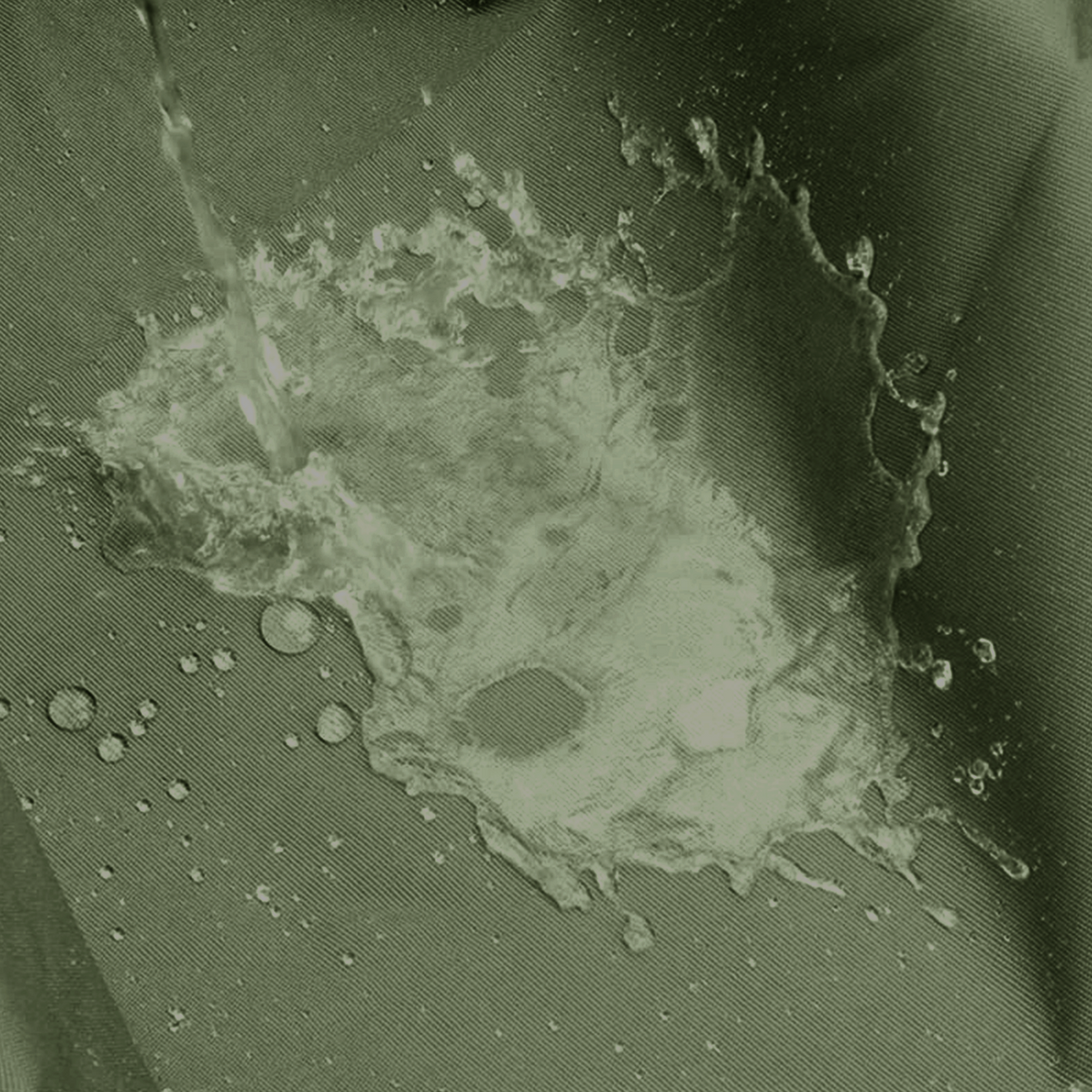 StrikeMat Pro Schützenmatte in Oliv, Nahaufnahme von Wassertropfen auf dem Stoff