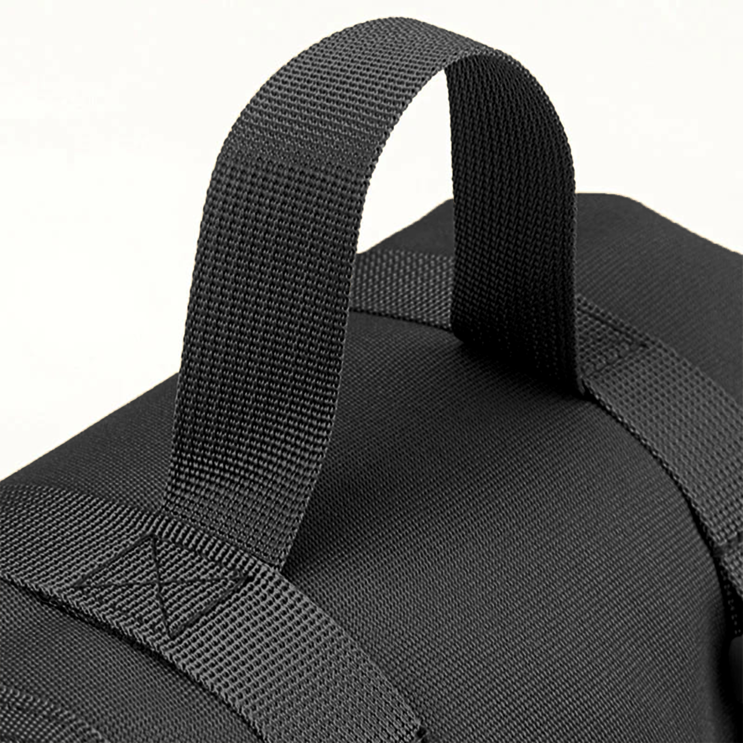 StrikeMat Pro Schützenmatte in Schwarz, Detailaufnahme zweier Gurtband-Schlaufen auf der Matte