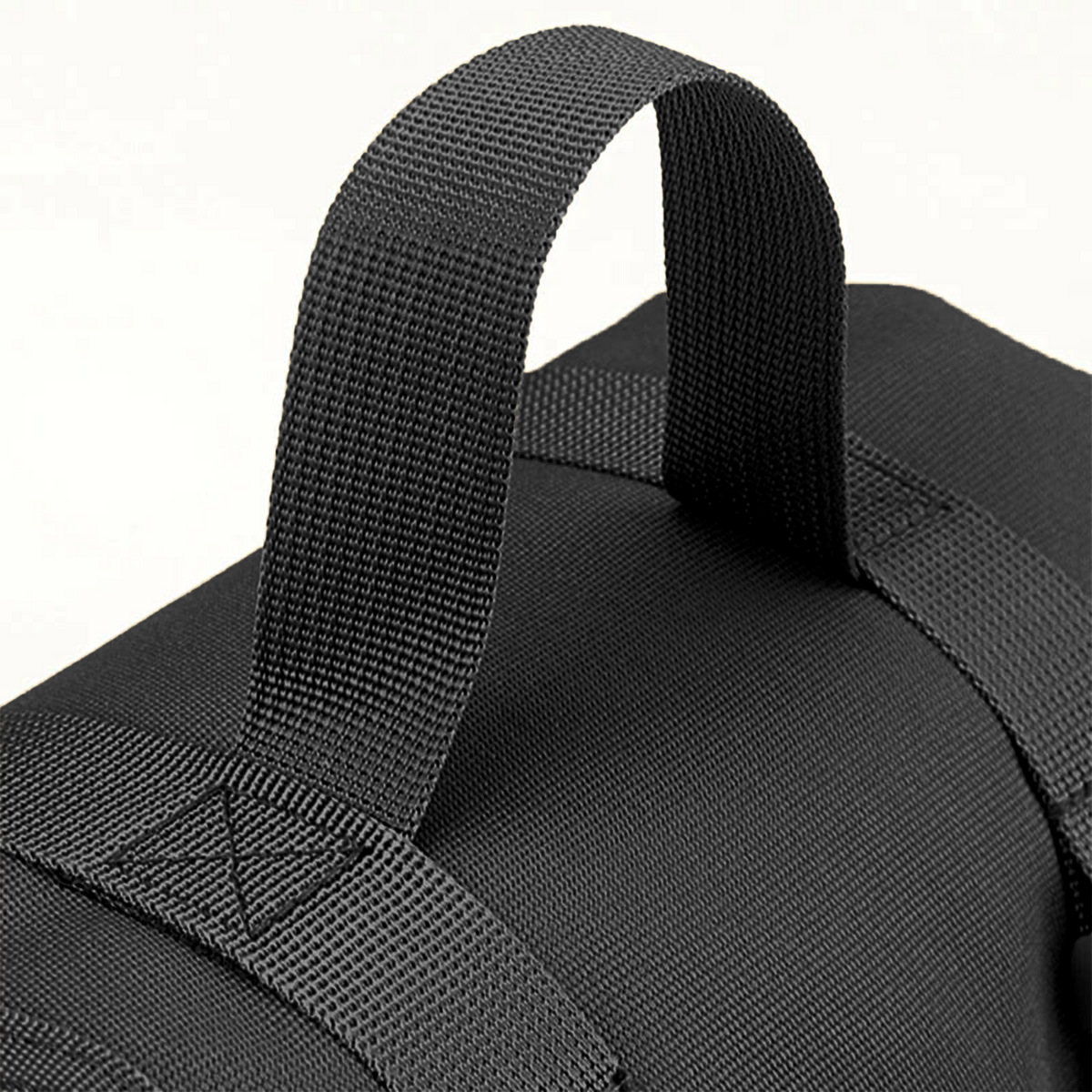 StrikeMat Pro Schützenmatte in Schwarz, Detailaufnahme zweier Gurtband-Schlaufen auf der Matte