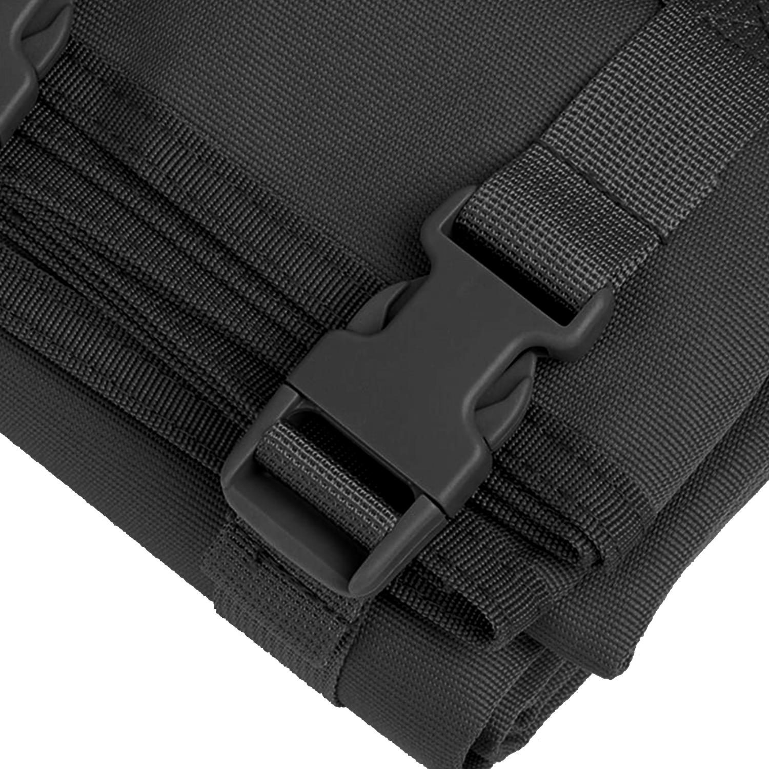 StrikeMat Pro Schützenmatte in Schwarz, Detailaufnahme zweier Metallösen mit Gurtband-Lasche
