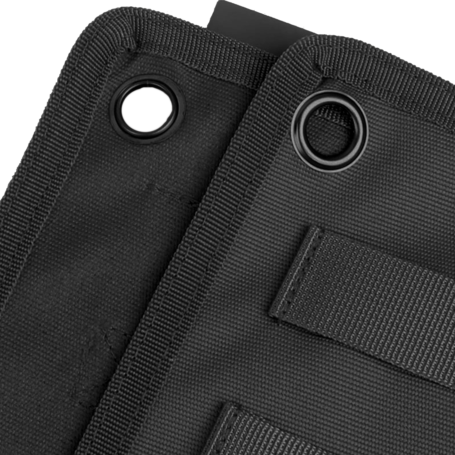 StrikeMat Pro Schützenmatte in Schwarz, Nahaufnahme von Wassertropfen auf dem Stoff