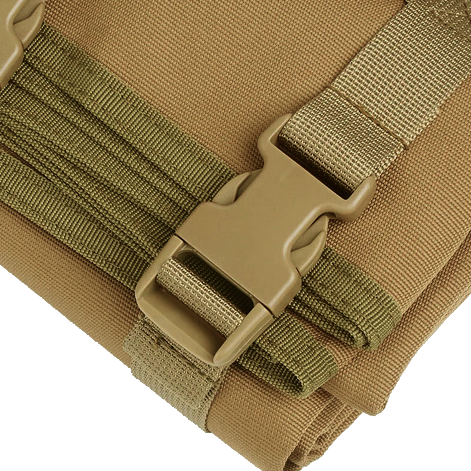 StrikeMat Pro Schützenmatte in Coyote, Nahaufnahme der Steckschnalle am Verschlussgurt