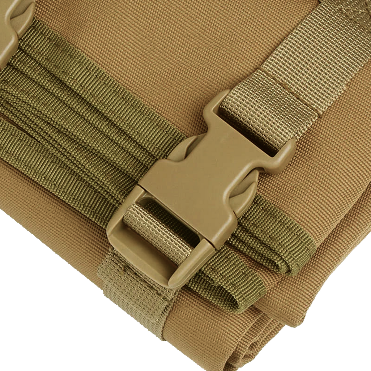 StrikeMat Pro Schützenmatte in Coyote, Nahaufnahme der Steckschnalle am Verschlussgurt