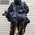 Jäger trägt verletzten Hund im Schulterheld Rettungsgeschirr vor der Brust