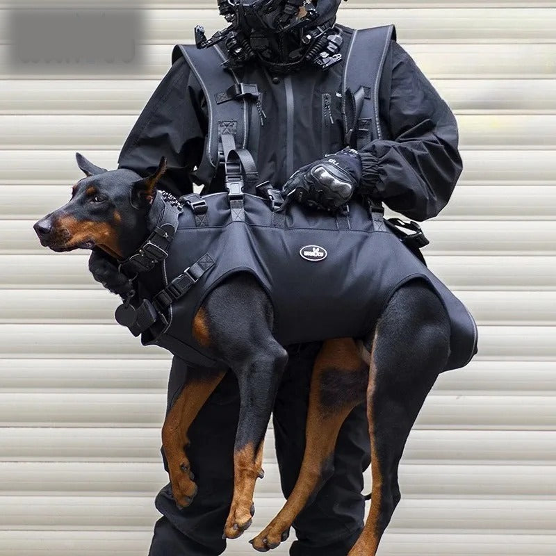Jäger trägt verletzten Hund im Schulterheld Rettungsgeschirr vor der Brust