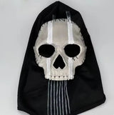 Taktisches Ghost Loadout, schwarze Sturmhaube mit aufgenaehtem Totenkopf-Motiv, Frontalansicht