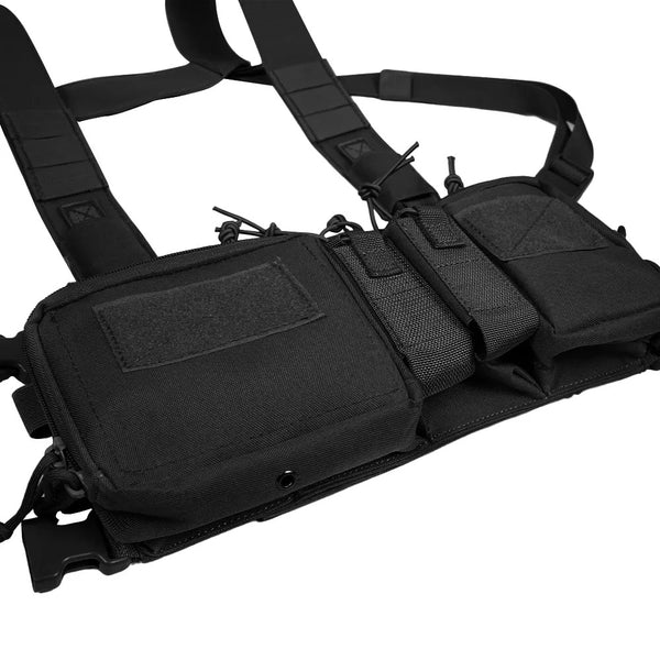 Taktisches Chest Rig Schwarz, Seitenansicht mit Bungee-Magazinsicherung und Klettflächen