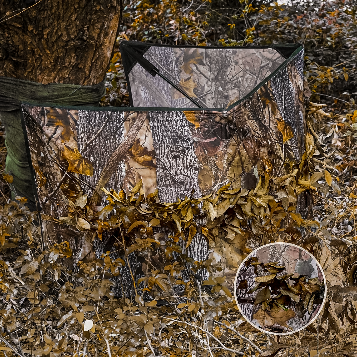 Jagdblind Tarnzelte in Laub-Camouflage, zwei Modelle am Baumstamm mit Detailausschnitt