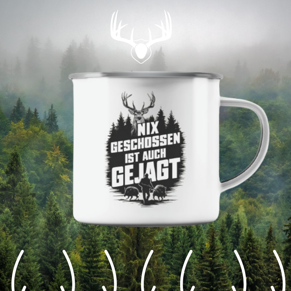 Emaille-Tasse Nix Geschossen vor nebligem Waldfoto, mit weissem Hirschgeweih-Symbol und Dekorlinien darunter