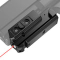 Trockenblitz Laser-Trockentrainer montiert auf der Pistolenschiene mit rotem Laserpunkt
