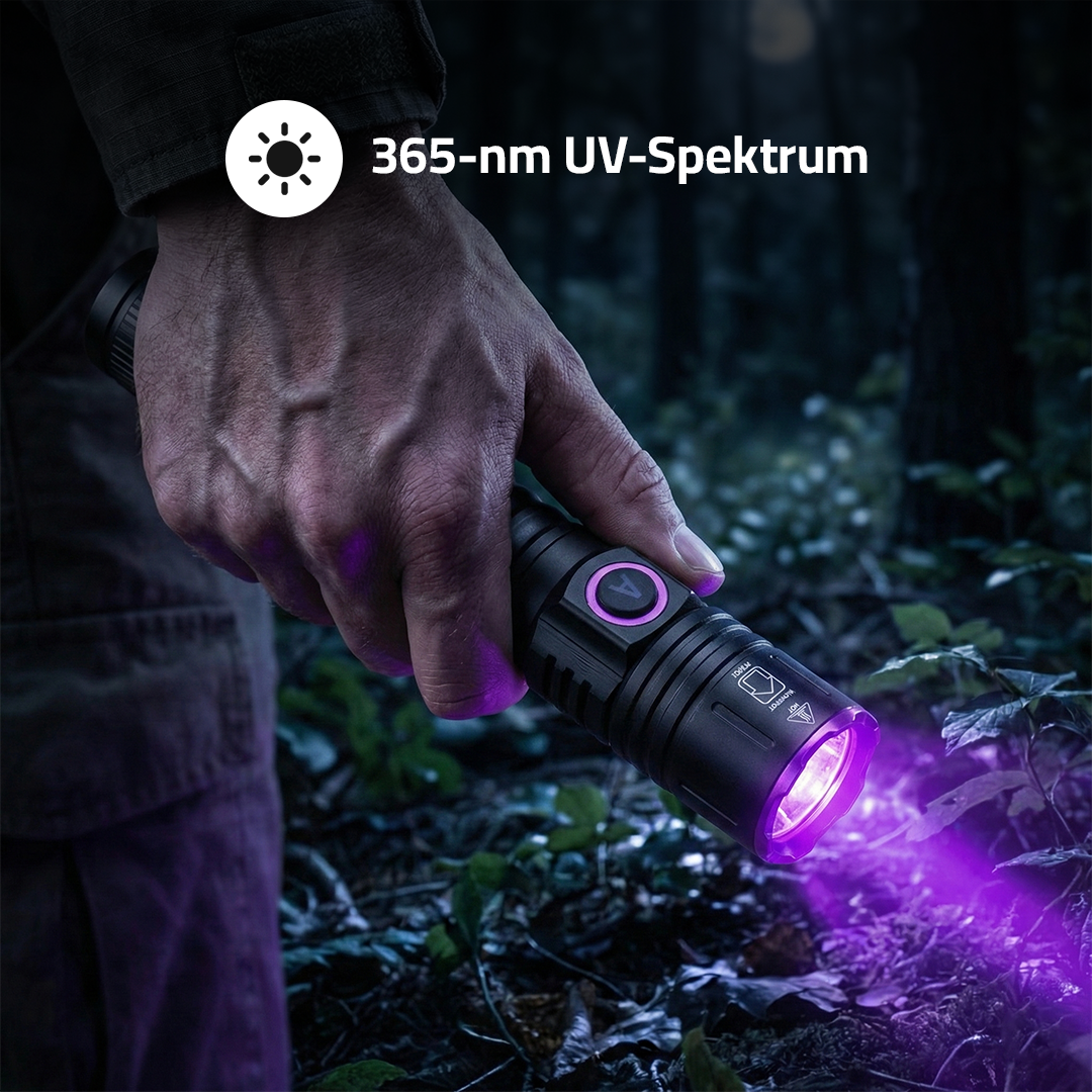 Blutspur Pro UV-Taschenlampe, Jäger hält Lampe mit violettem 365-nm UV-Strahl im dunklen Wald