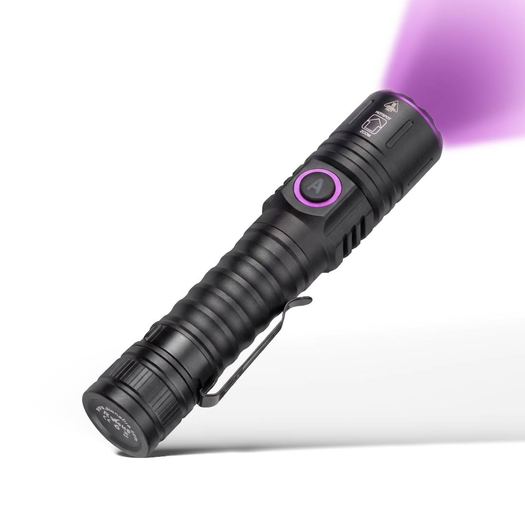 Blutspur Pro UV-Taschenlampe, freigestellte Studioaufnahme mit violettem Lichtkegel und Gürtelclip