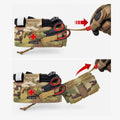 Rettungsgriff MOLLE-Verbandtasche, Hand zieht am Zugband, Schere und Tourniquet werden sichtbar