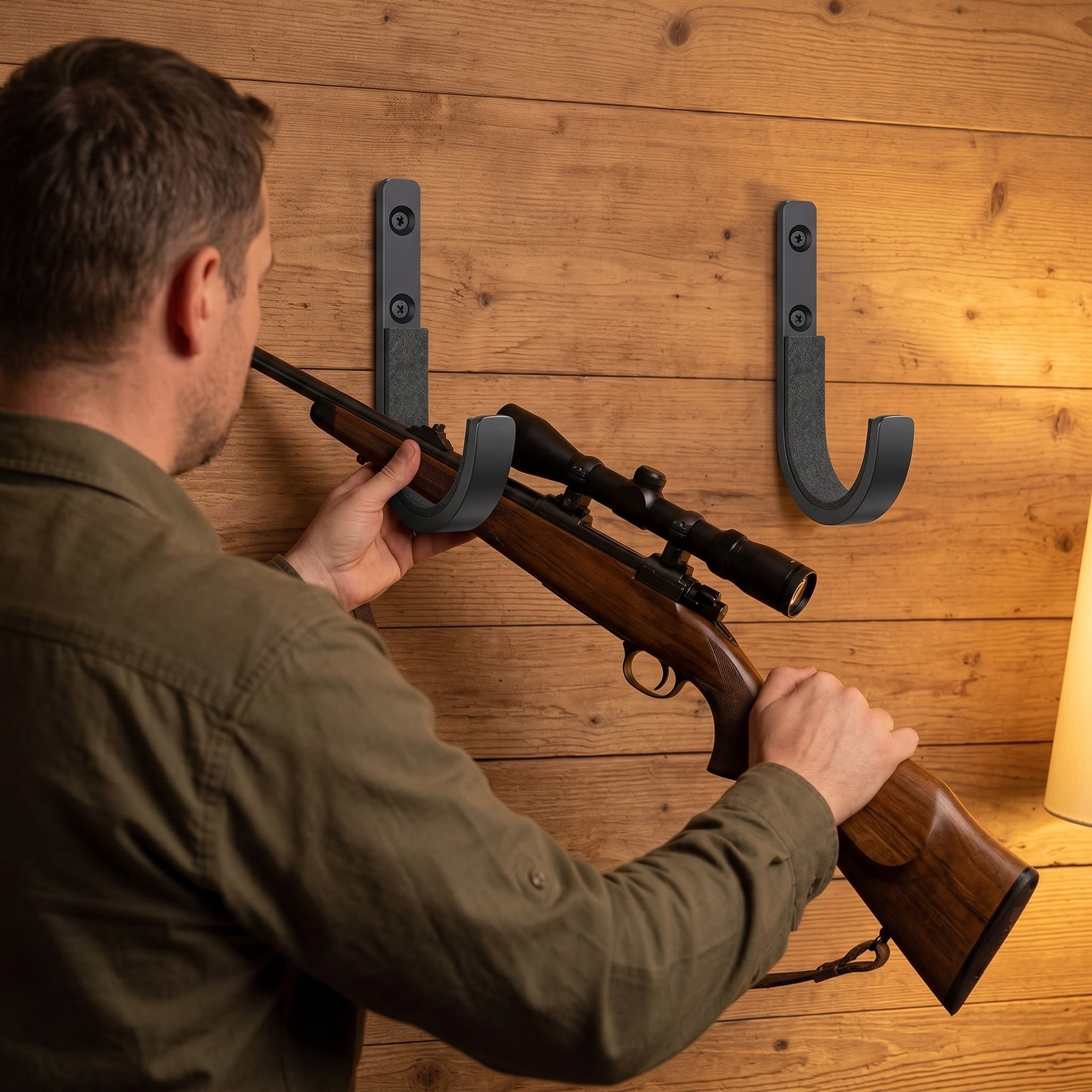 LP-V2:: Jäger hängt Gewehr auf Wandfest Wandhalter (ausgeblendet)