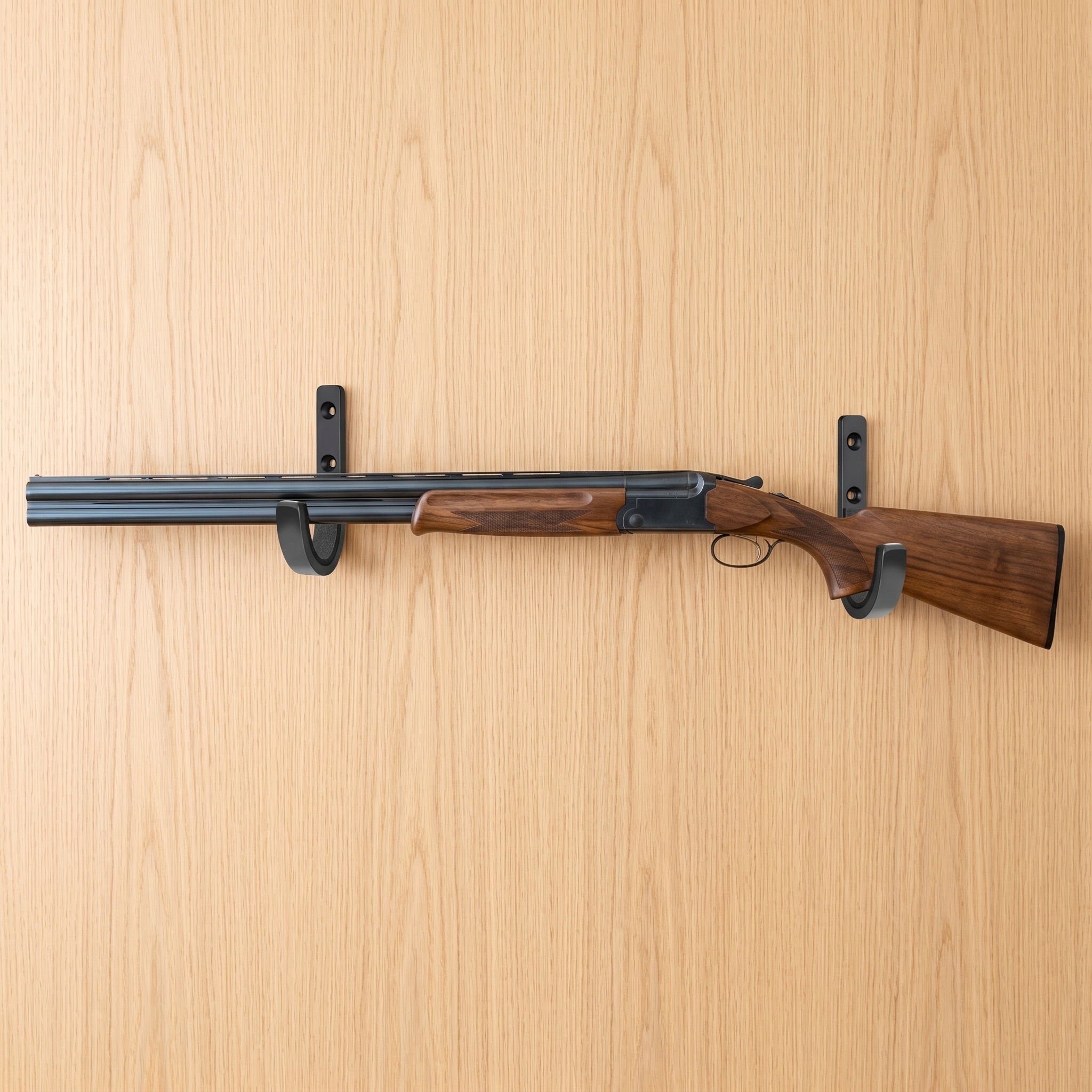 Wandfest Halter mit Bockdoppelflinte an Eichenwand