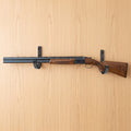Wandfest Halter mit Bockdoppelflinte an Eichenwand