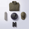 Witterfrei mit Jacke, Mütze, Fernglas und Thermoskanne — Studio-Flatlay